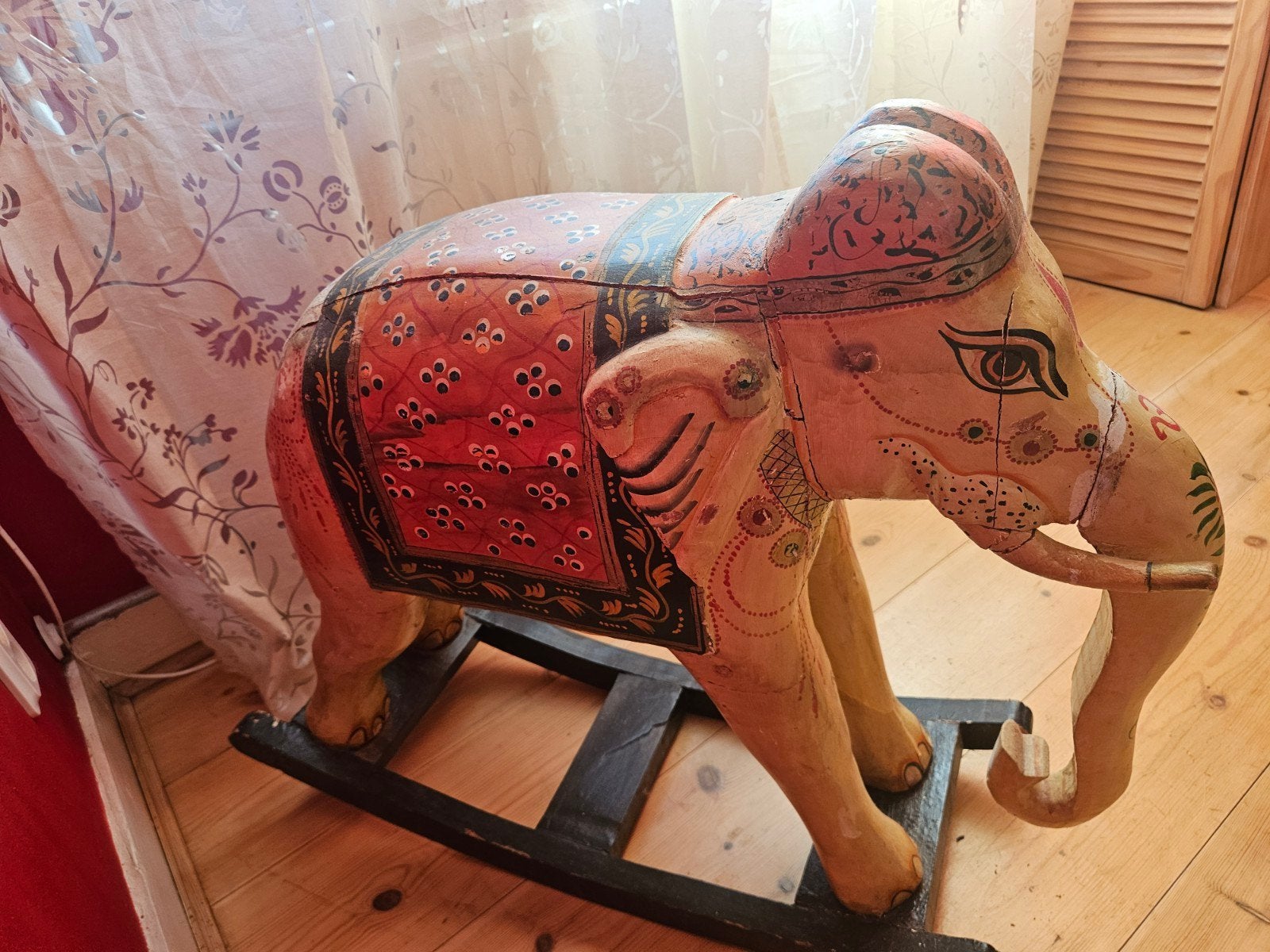 Decoratieve houten olifant op schommels, Ophalen