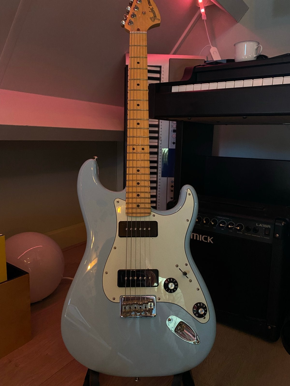 Fender Noventa Stratocaster - Daphne Blue, Muziek en Instrumenten, Ophalen, Zo goed als nieuw, Solid body, Fender