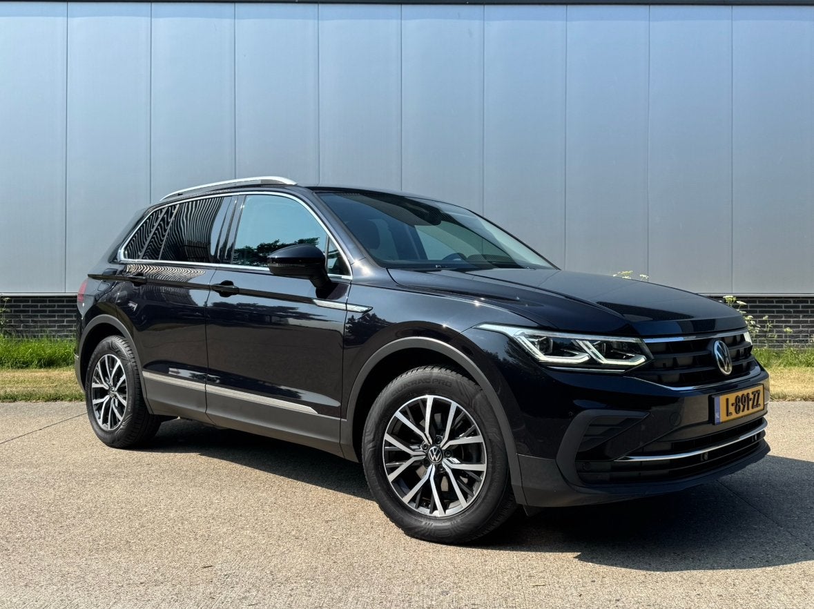 Volkswagen Tiguan 1.5 TSI 130pk 2021 Zwart Trekhaak IQ Light, 1498 cc, Euro 6, 4 cilinders, Alcantara