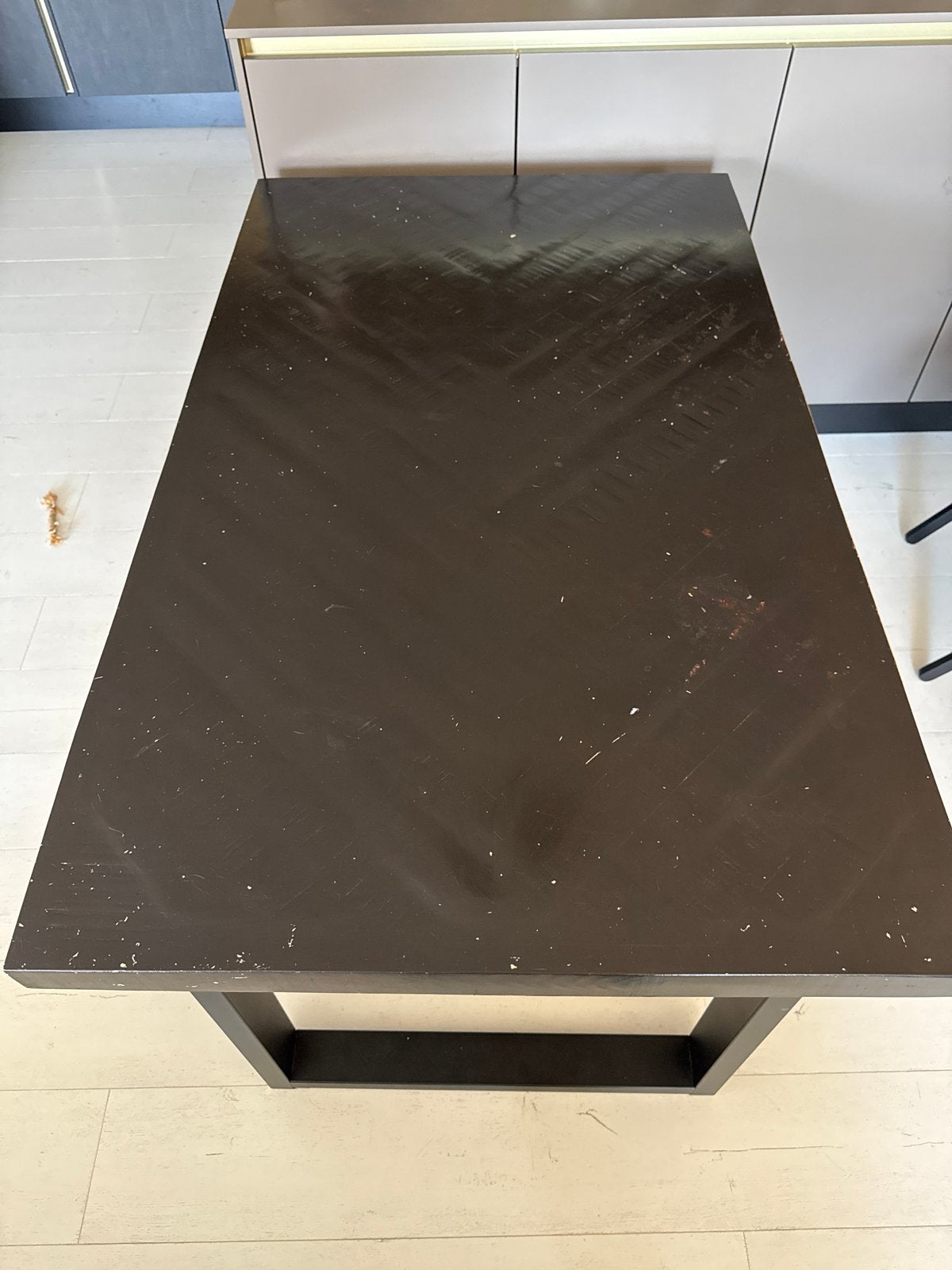 Donkerbruine eettafel met metalen onderstel, Ophalen, Gebruikt, 100 tot 150 cm, 50 tot 100 cm
