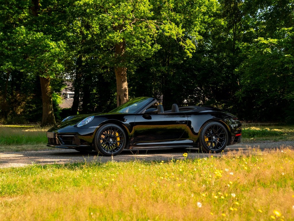 Porsche 911 Cabrio 3.0 Carrera 4S | Keramisch | Akrapovic |, Auto's, Porsche, Automaat, Zwart, Vierwielaandrijving, 6 cilinders
