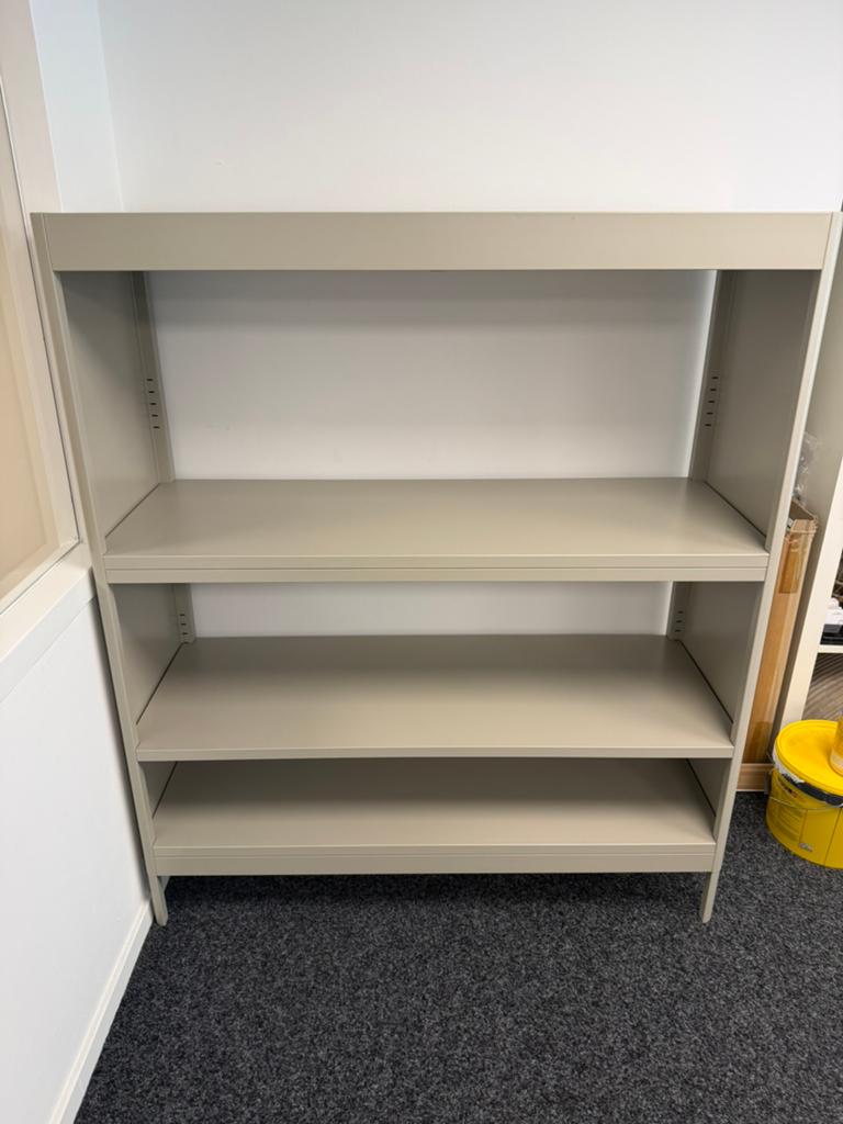 Stevige grijze stellingkast met verstelbare planken, Ophalen, Zo goed als nieuw, 25 tot 50 cm, 100 tot 150 cm