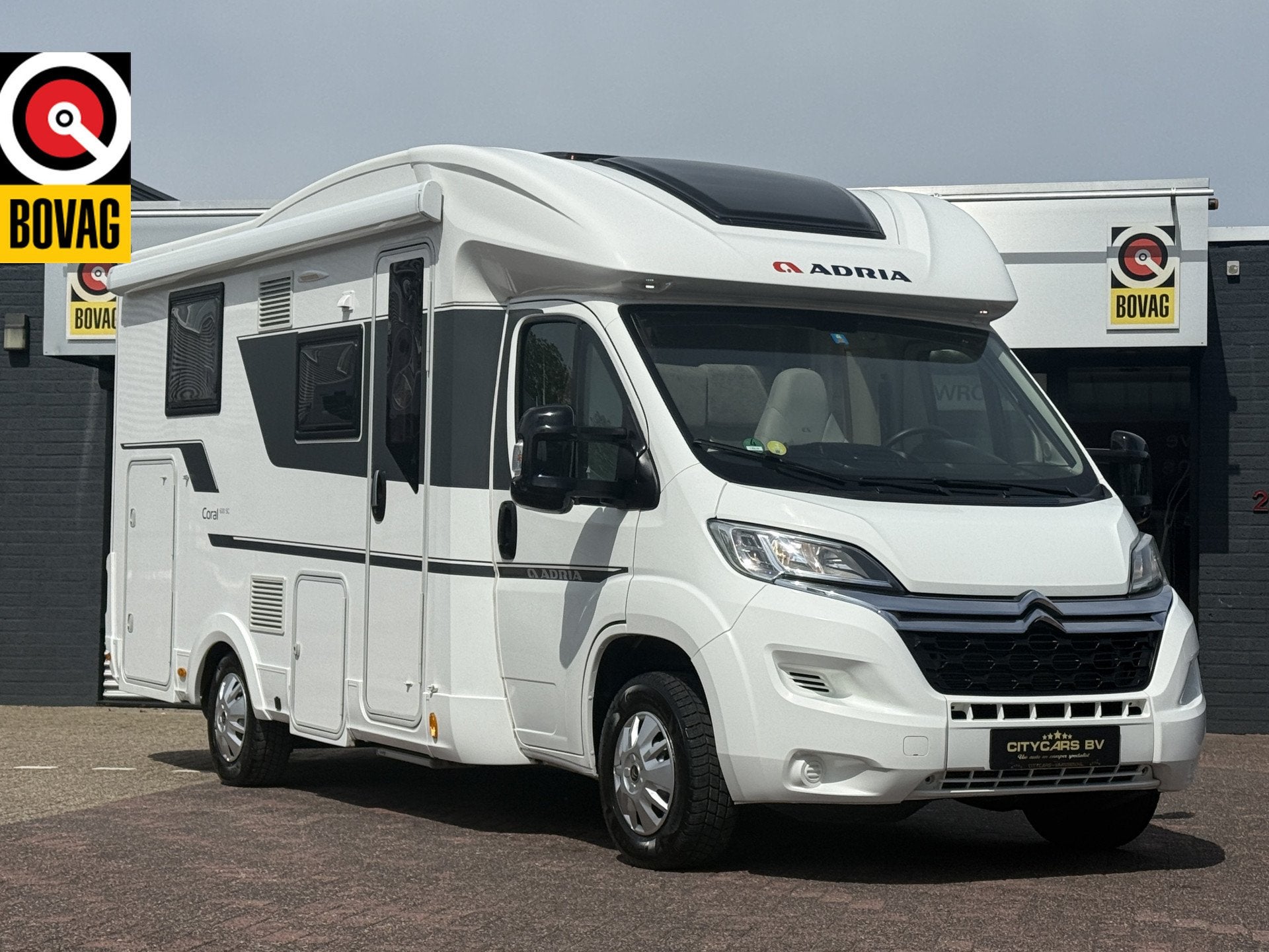 Adria CORAL 600 SC 164 pk euro 6 zeer compacte camper queenb, Caravans en Kamperen, Campers, Ringverwarming, 6 tot 7 meter, Bedrijf