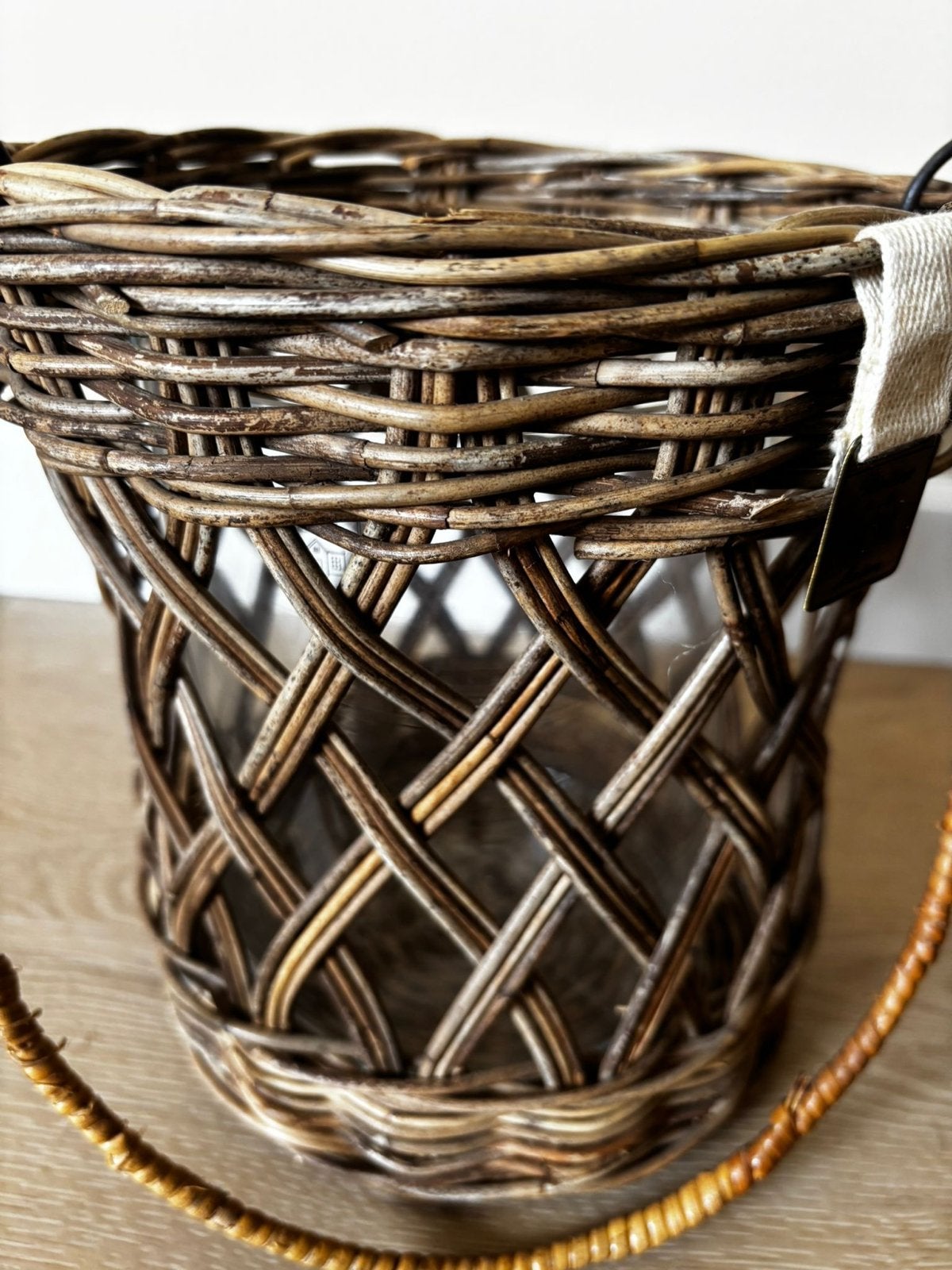 2x Riviera Maison rotan windlichten met glas, z.g.a.n., Huis en Inrichting, Ophalen of Verzenden, Natuurlijk materiaal, Bruin