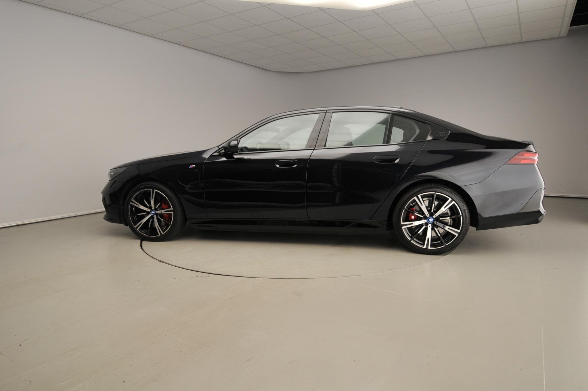 BMW 5 Serie Sedan 550e xDrive M-Sportpakket Pro | LED | HUD, Auto's, Automaat, Dealer onderhouden, Stof, Gebruikt