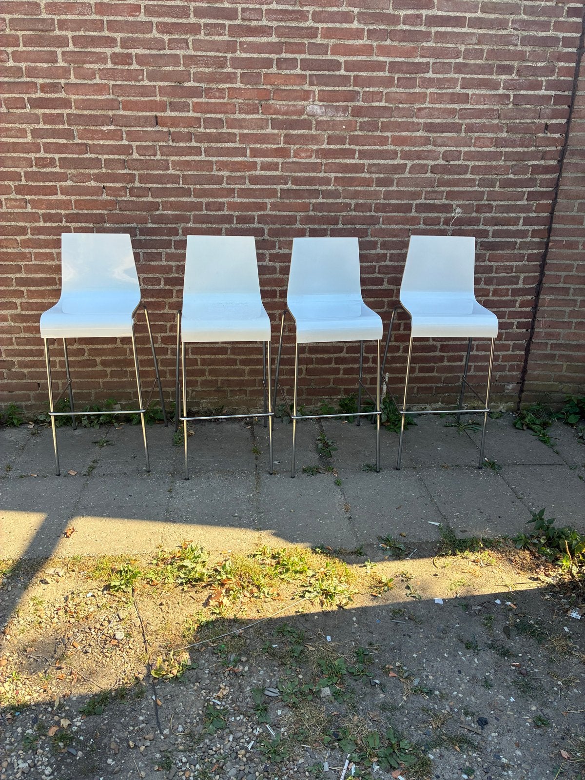 Set van 4 witte barstoelen, Huis en Inrichting, Ophalen, Kunststof, Gebruikt, Met voetsteun