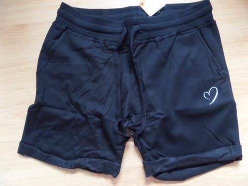 NIEUW: Zwart short maat M met glitterhartje van True Spirit, Kleding | Dames, Maat 38/40 (M), Kort, Zwart, Nieuw