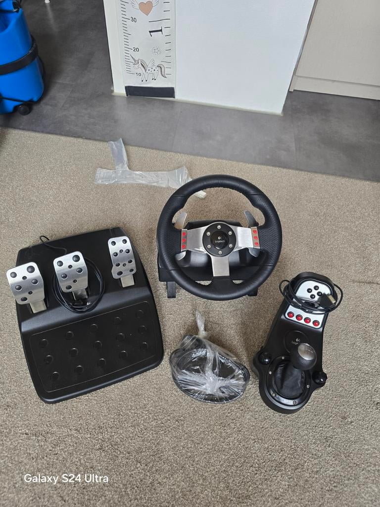 Logitech G27 racestuur met pedalen en versnellingspook, Spelcomputers en Games, Games | Overige, Zo goed als nieuw, Racen en Vliegen