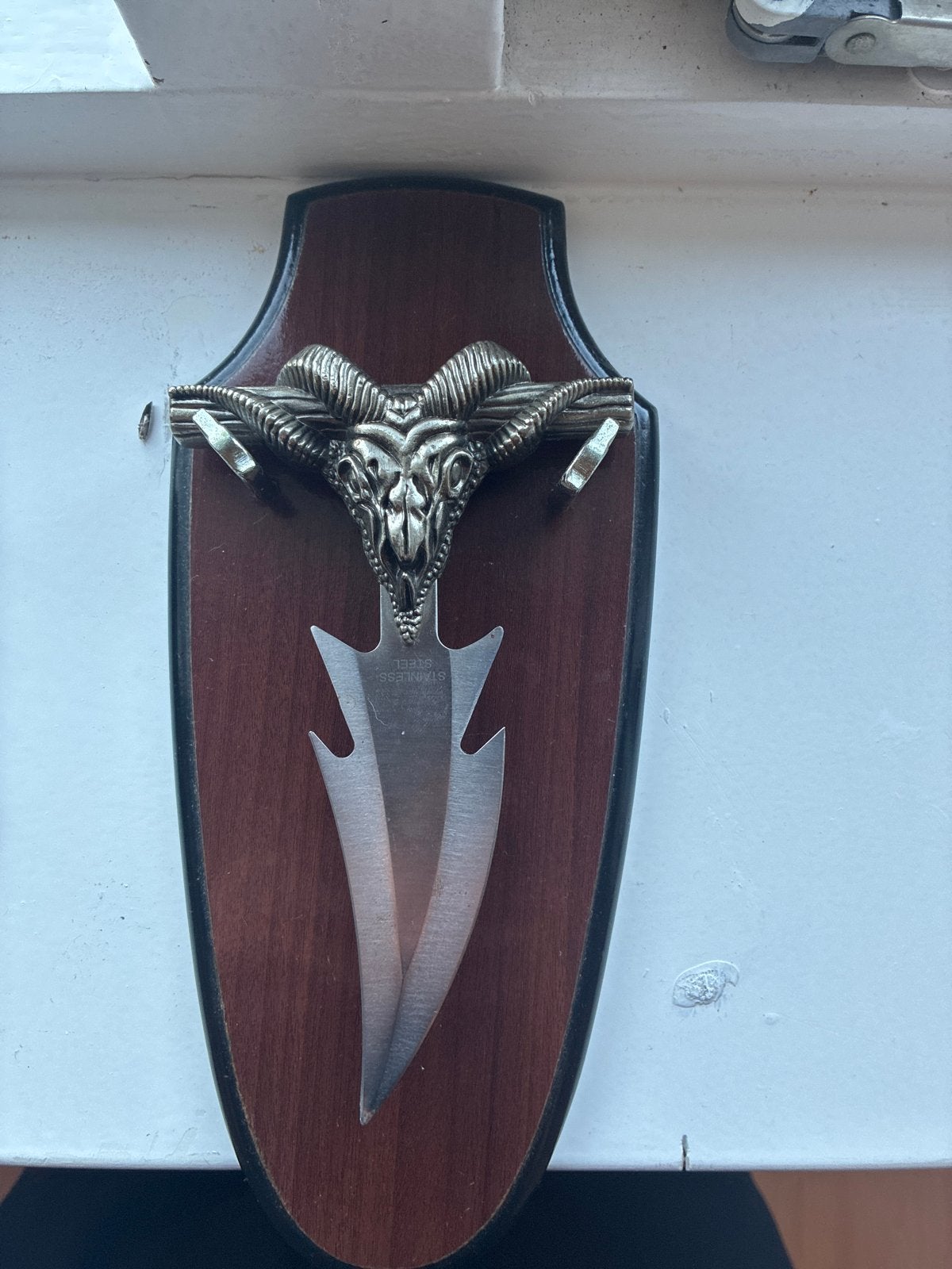 Decoratief mes met bokkenkop op houten schild, Verzamelen, Ophalen, Gebruikt