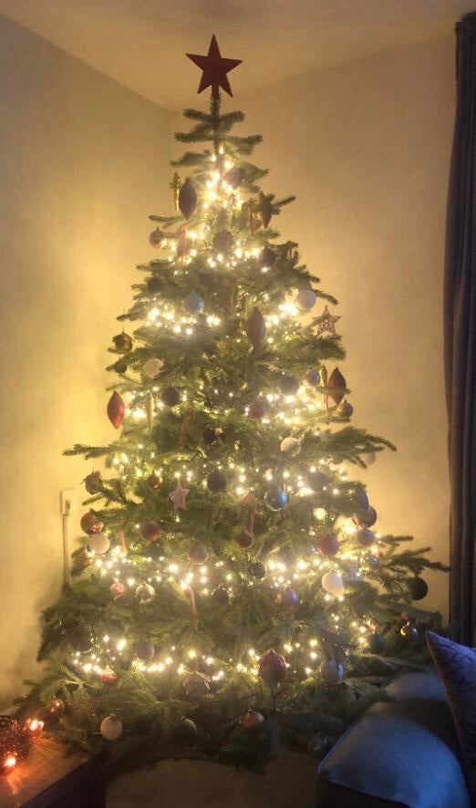 Kerstboom 240 hoog met decoratie te koop!, Ophalen, Zo goed als nieuw