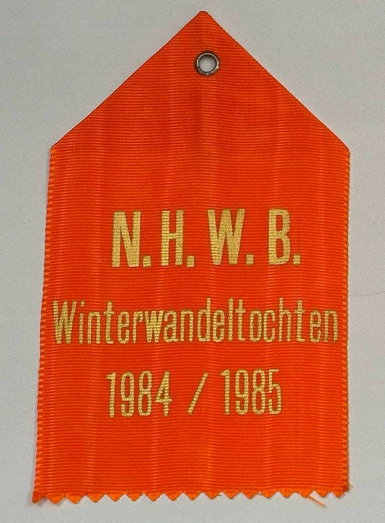 Vaantje N.H.W.B Winterwandeltochten 1984/1985 (oranje), Ophalen of Verzenden, Zo goed als nieuw, Overige sporten, Vaantje of Sjaal