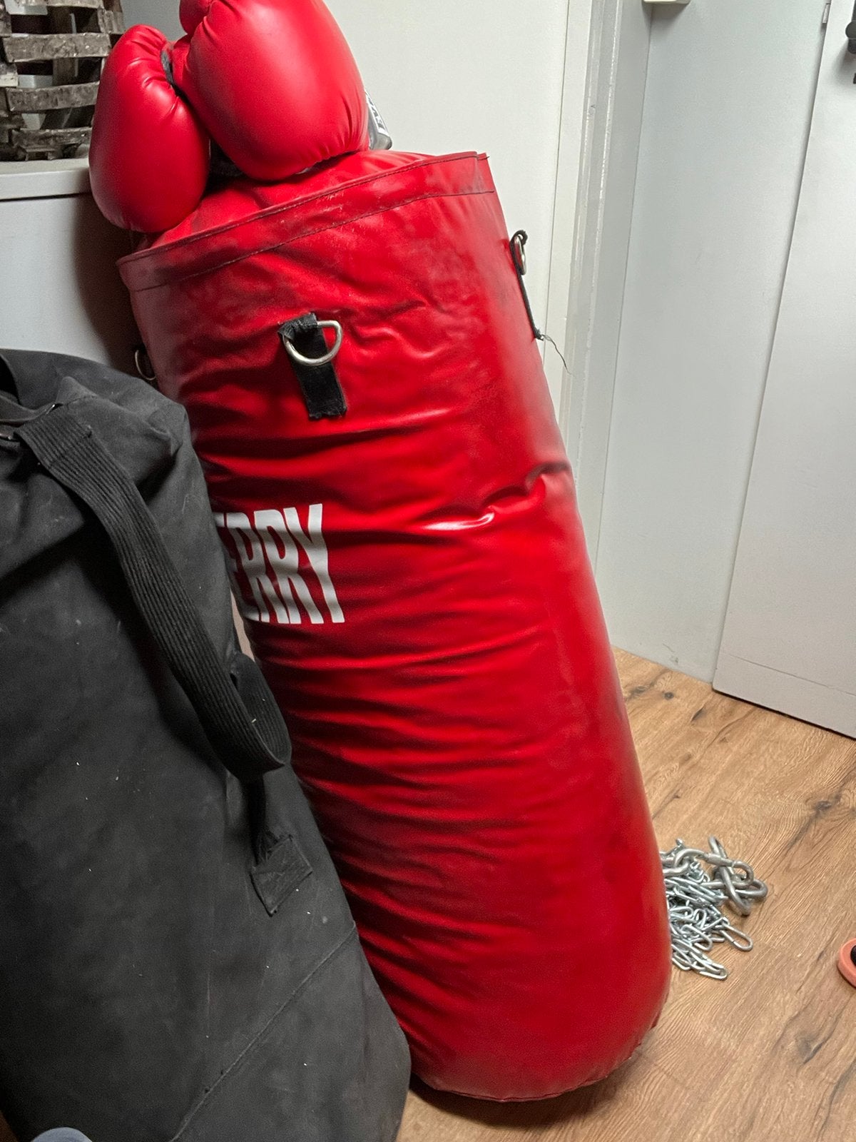Zware boksbal incl handschoenen en ophang kettingen, Ophalen, Zo goed als nieuw, Boksbal