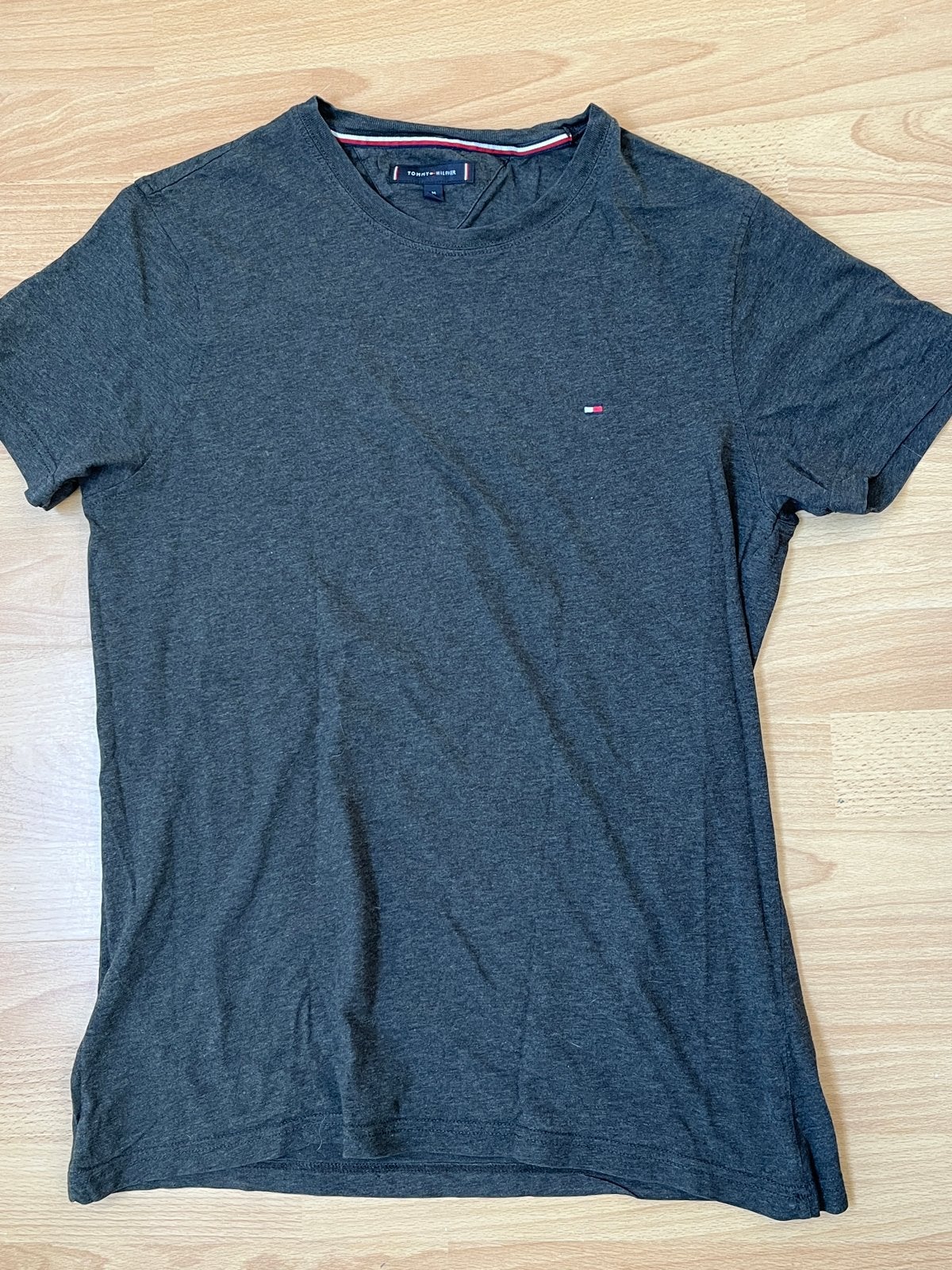 Tommy Hilfiger T-shirt donkergrijs heren maat, Ophalen of Verzenden, Zo goed als nieuw, Maat 48/50 (M), Grijs