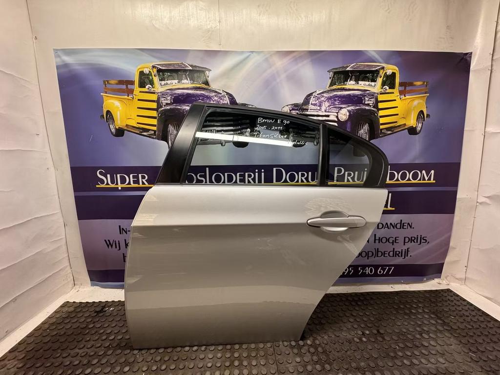 BMW e90 deur links achter titansilber metallic, Petuelring 130
80788  Munich, DE, Gebruikt, Deur, Info@bmw.de