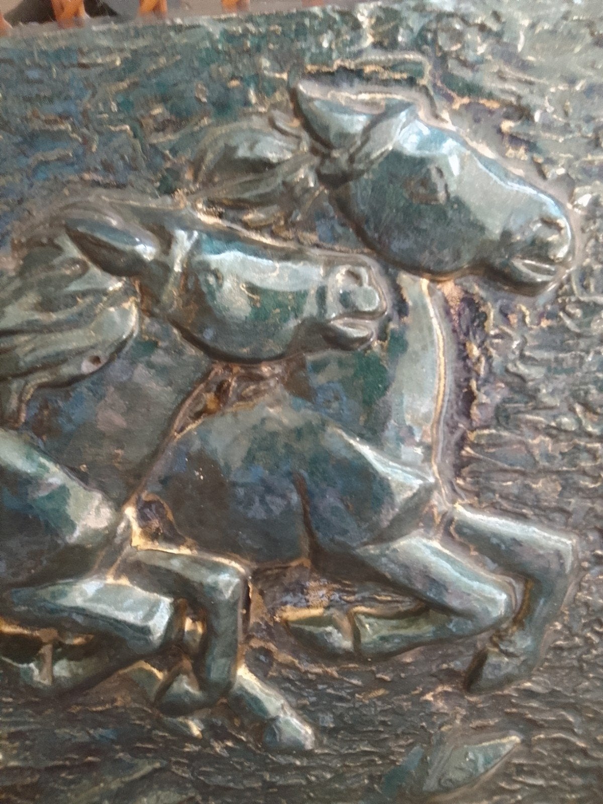 Zware tegel reliëf met twee paarden, Ophalen of Verzenden, Wanddecoratie, 20 - 50 cm, Bruin