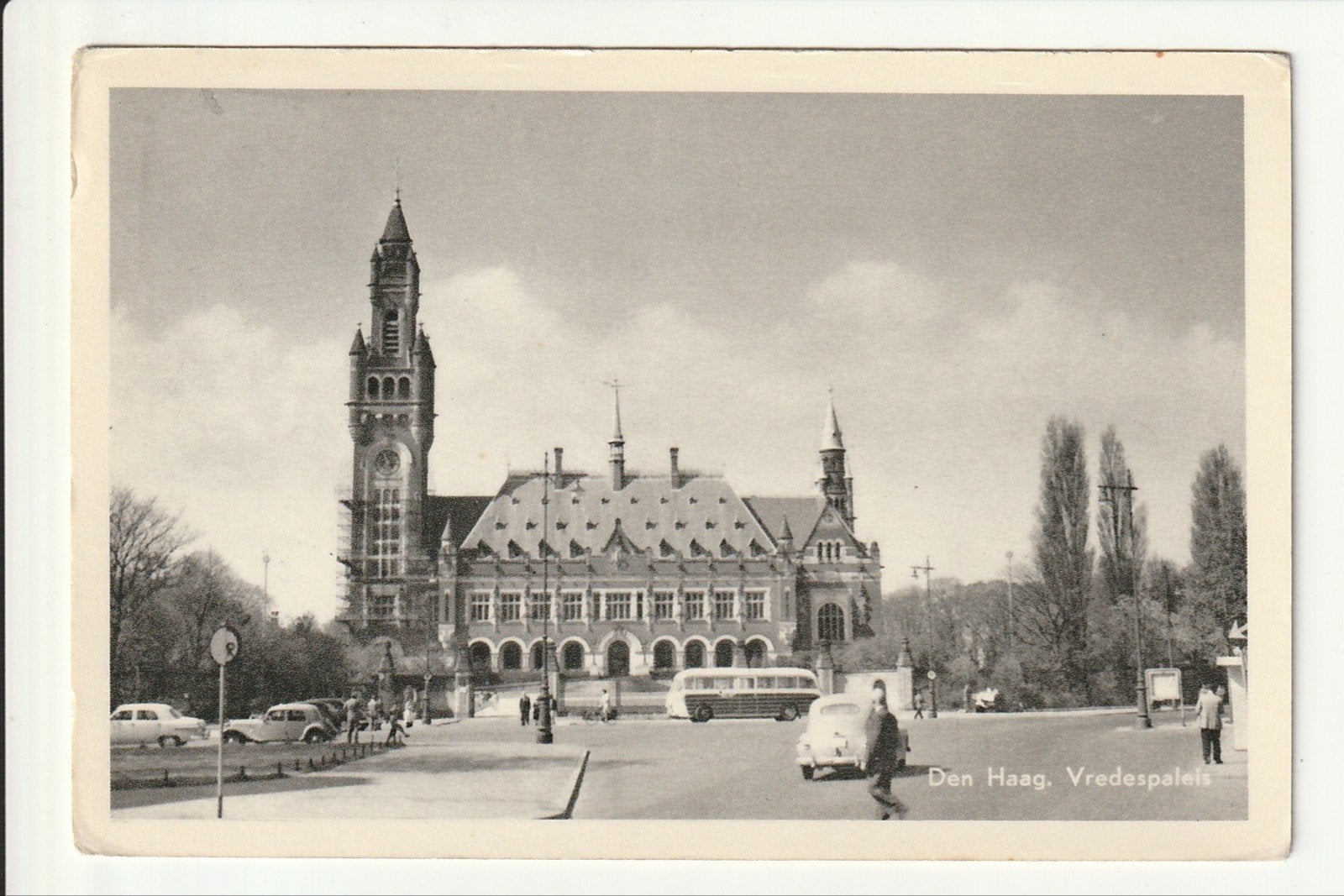 DEN HAAG HET VREDES PALEIS THE PEACE PALACE AUTO'S REISBUS, Ophalen of Verzenden, 1940 tot 1960, Gelopen, Zuid-Holland