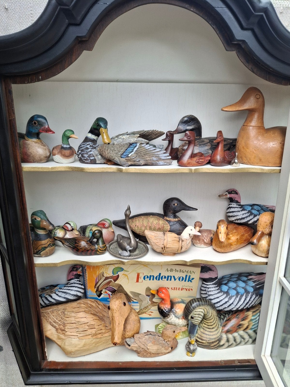 Antieke wandvitrinekast met verzameling houten eenden, Ophalen