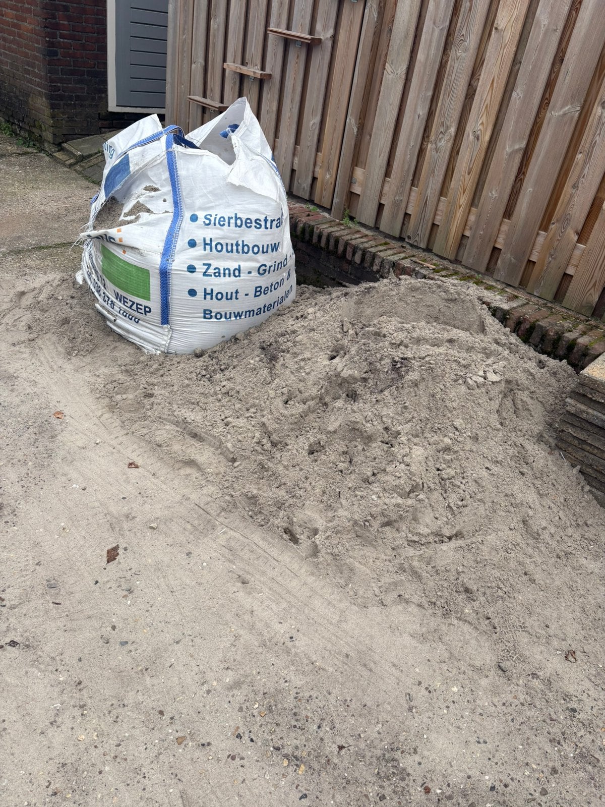 +\- 1 kuub Zand gratis ophalen, Tuin en Terras, Ophalen of Verzenden, Zo goed als nieuw, Ophoogzand
