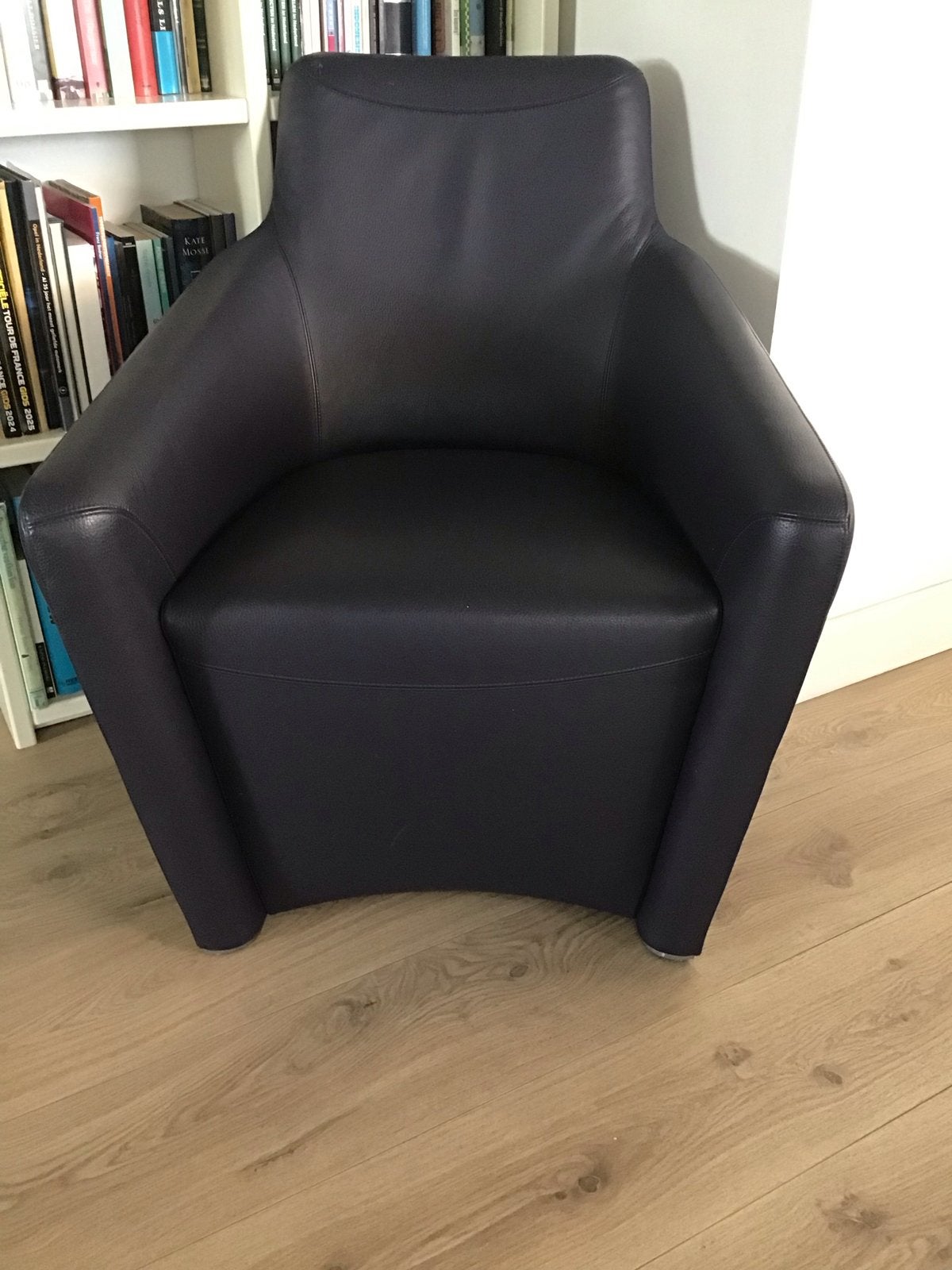 Leolux Fiji blauwleren design fauteuil, Ophalen, Leer, Zo goed als nieuw, 75 tot 100 cm