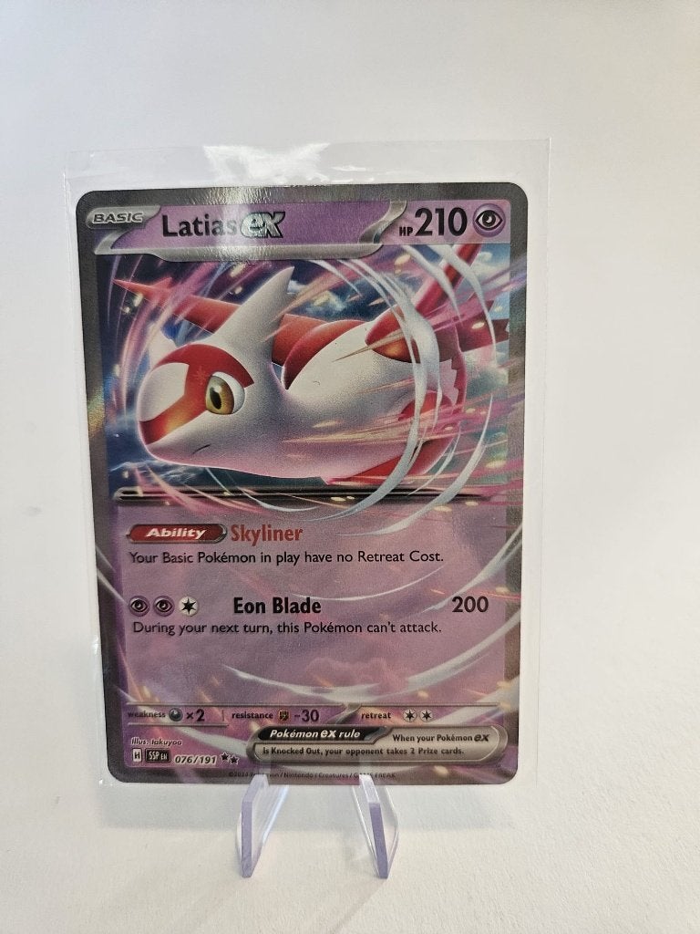 Latias ex 076/191 Pokémon Surging Sparks – Near Mint, Ophalen of Verzenden, Zo goed als nieuw, Losse kaart, Foil