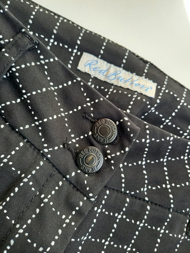 RED BUTTON mooie zwarte broek wit blokje, mt 38-40, Maat 38/40 (M), Verzenden, Zwart, Zo goed als nieuw