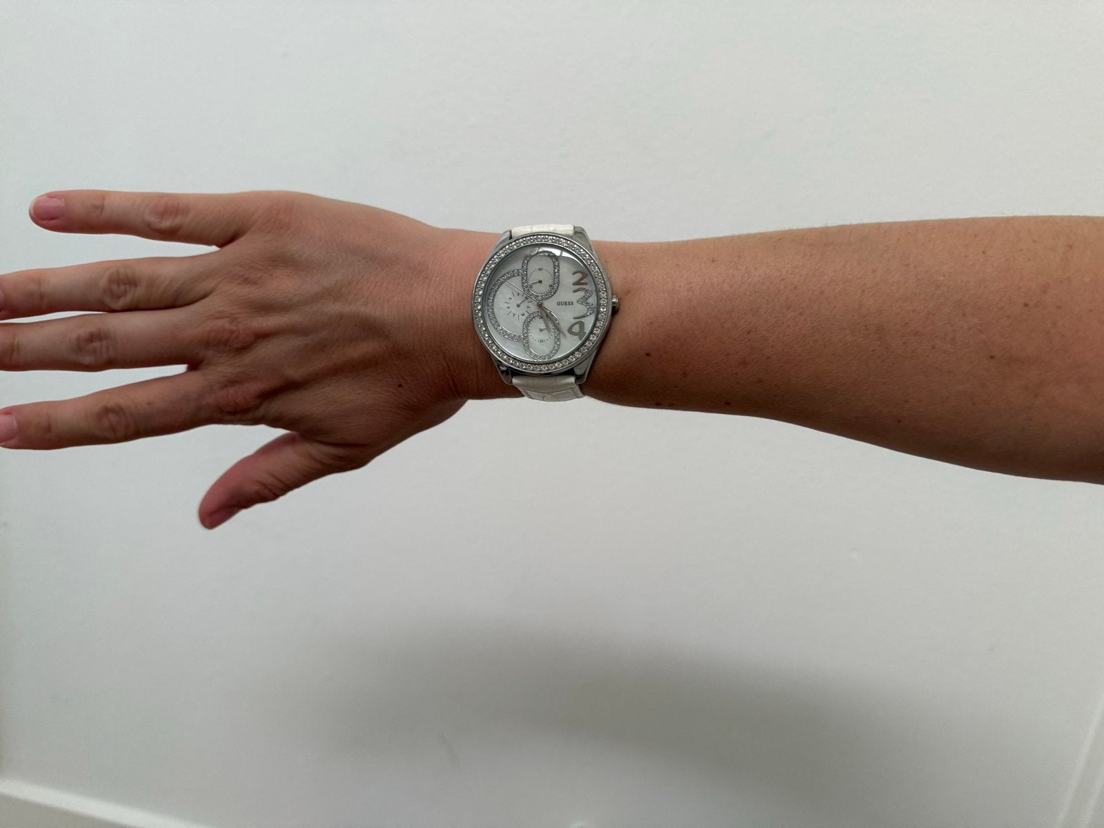 Guess horloge met wit leren band, Guess, Polshorloge, Ophalen of Verzenden, Met strass