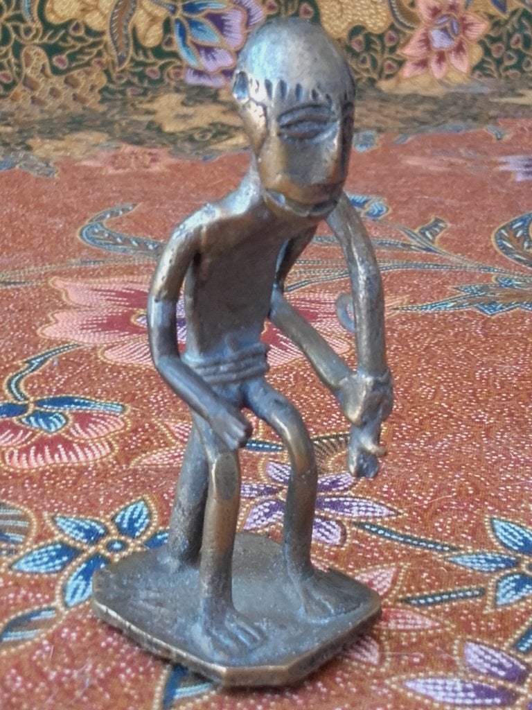 Mooi antiek brons beeldje uit Afrika van een krijger 8,2 cm., Afrika, Handgemaakt, Ophalen of Verzenden, Brons