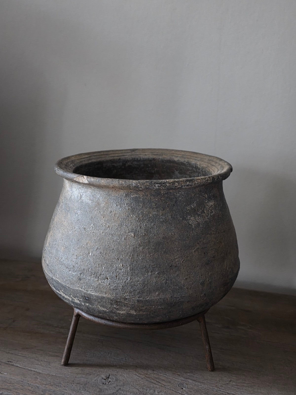 Aura Peeperkorn clay pot op standaard, Ophalen of Verzenden, Zo goed als nieuw
