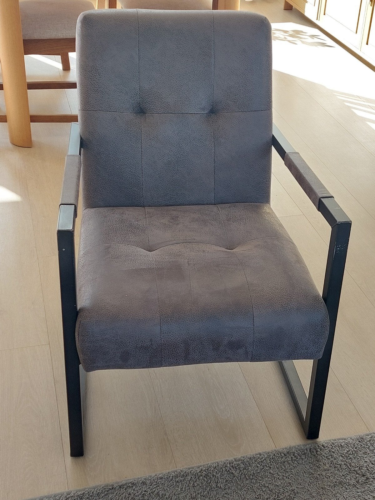 Comfortabele grijze stoel met armleuningen, Huis en Inrichting, Ophalen, Gebruikt, Modern, Industrieel, Metaal