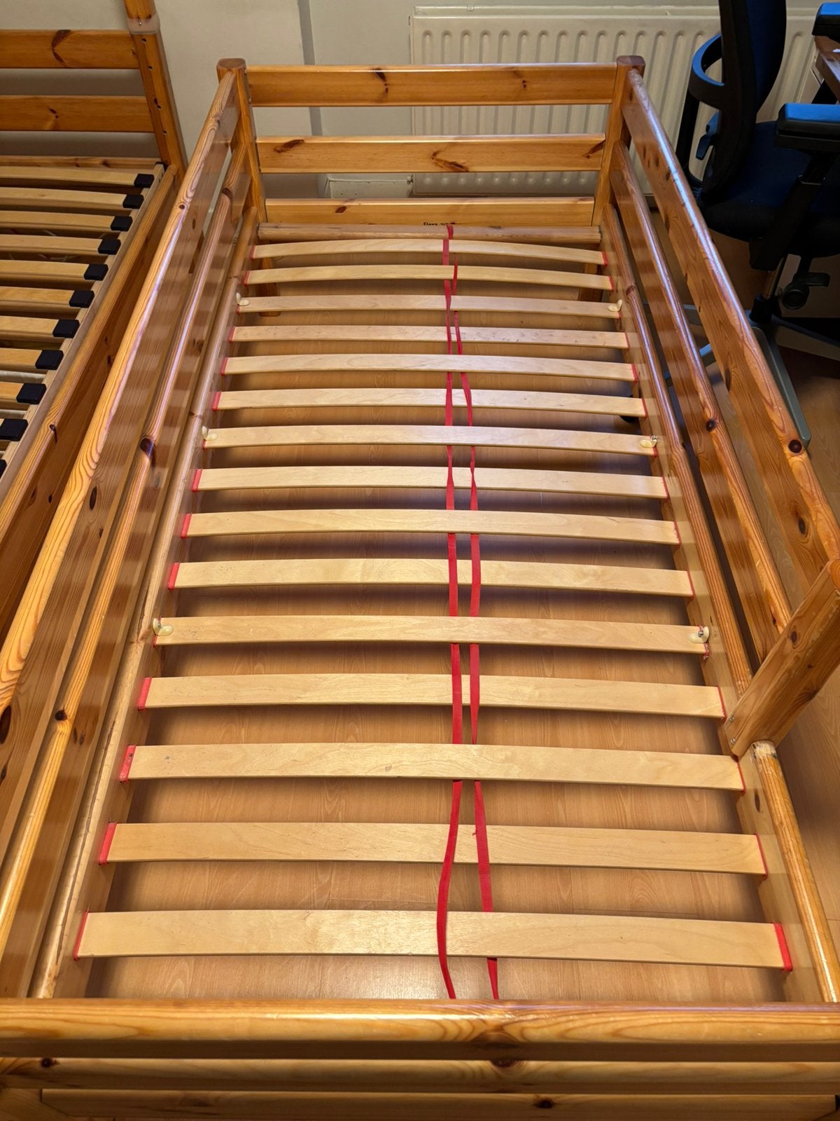 Grenen Flexa Classic eenpersoons bed met ombouw, Ophalen, 85 tot 100 cm, Gebruikt, Lattenbodem