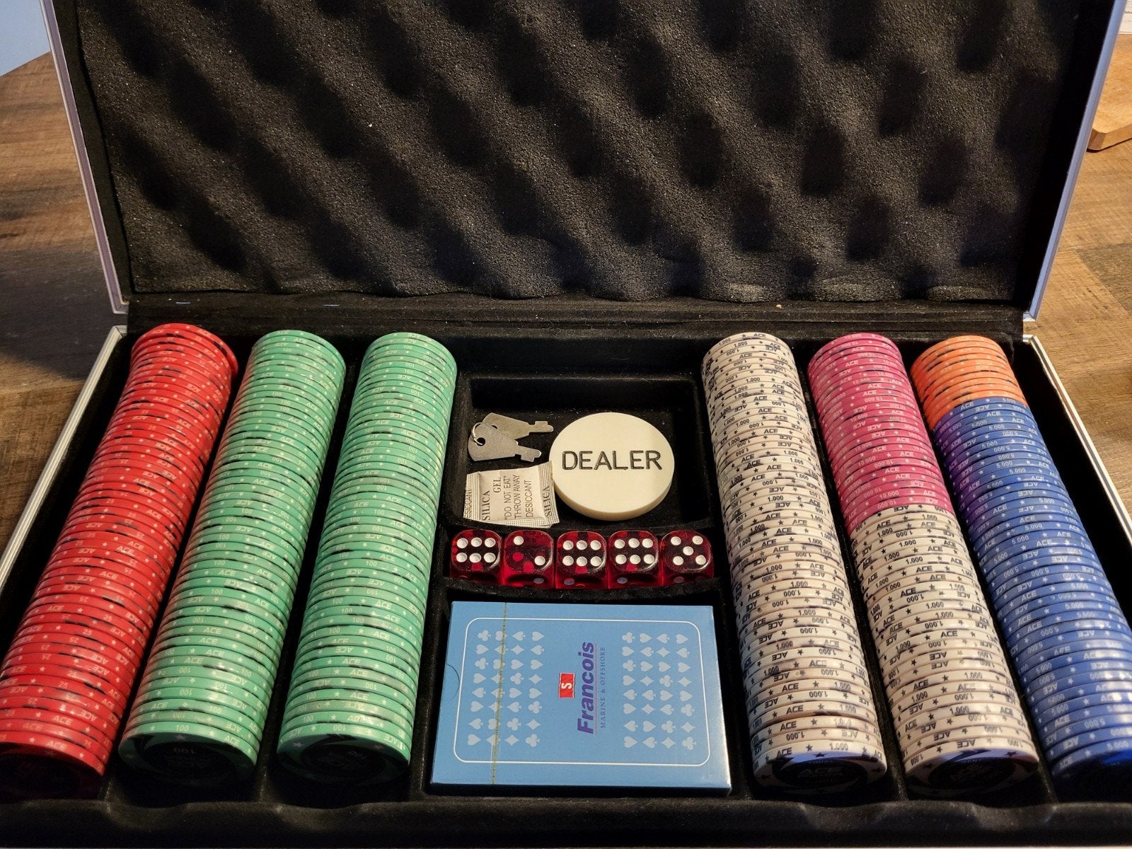 Luxe pokerset 300 stuks met zeldzame waardes. kaartspel butt, Hobby en Vrije tijd, Gezelschapsspellen | Kaartspellen, Vijf spelers of meer