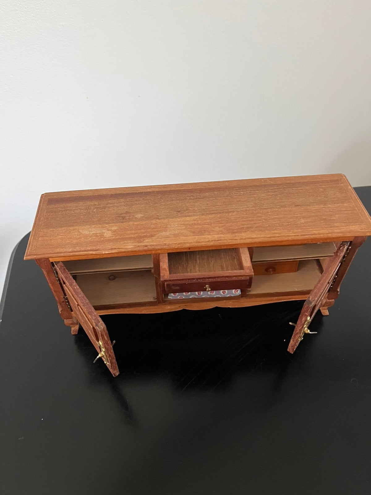 Poppenhuis dressoir miniaturenkastje met kleed Maileg huis, Ophalen of Verzenden, Zo goed als nieuw, Poppenhuis