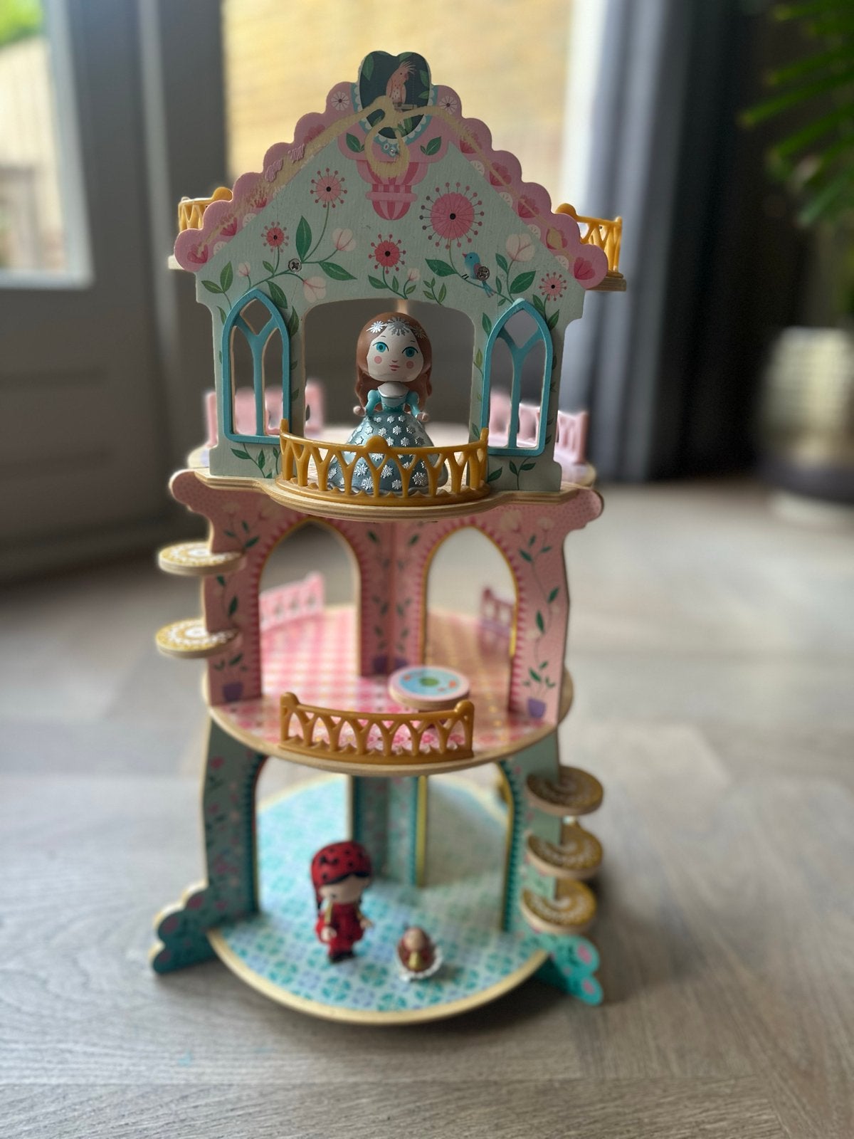 Djeco Arty Toys houten poppenhuis met accessoires, Kinderen en Baby's, Speelgoed | Poppenhuizen, Ophalen, Gebruikt, Poppenhuis