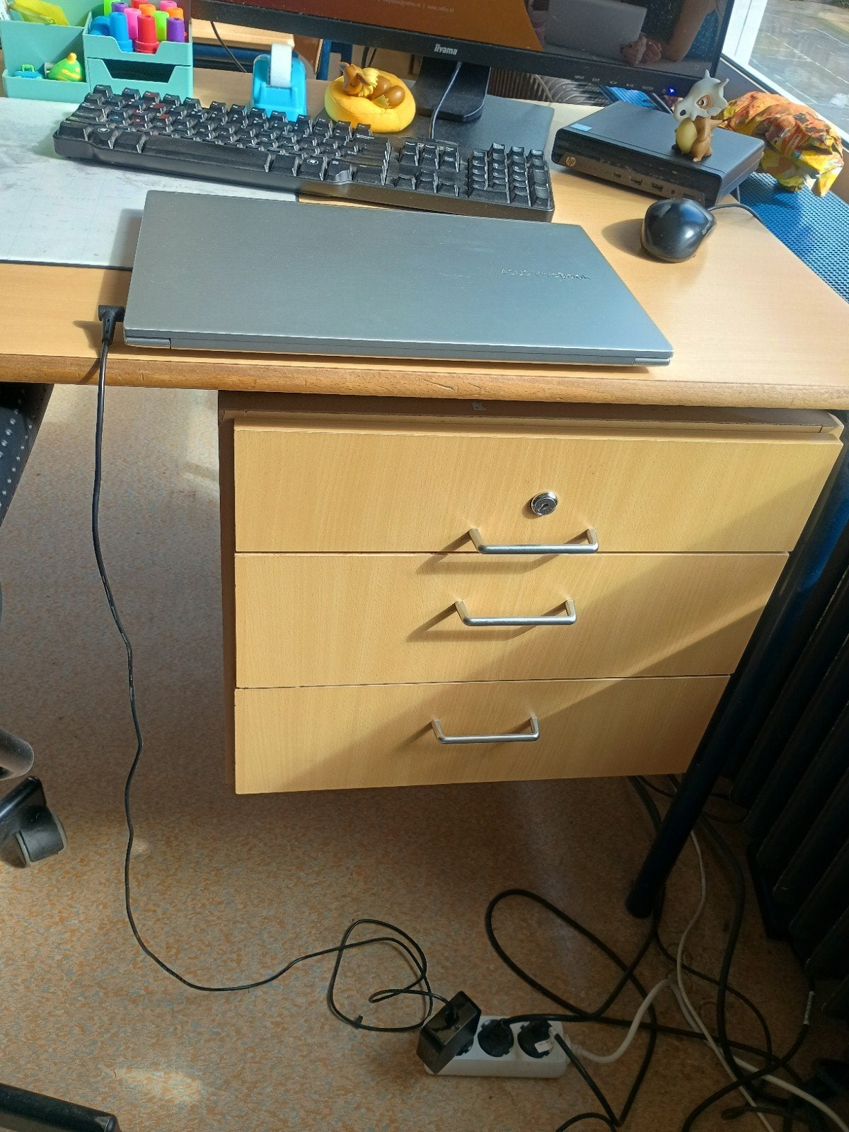 Gratis 2 bureaus, Huis en Inrichting, Slaapkamer | Nachtkastjes, Ophalen, 65 cm of meer