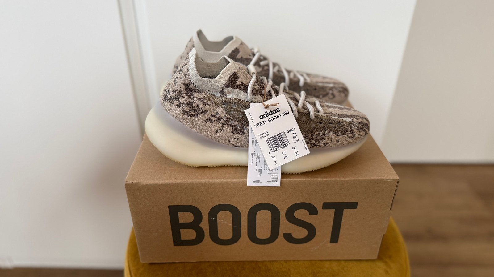 Adidas Yeezy Boost 380 - Nieuw in doos, Ophalen of Verzenden, Nieuw, Beige, Sneakers of Gympen