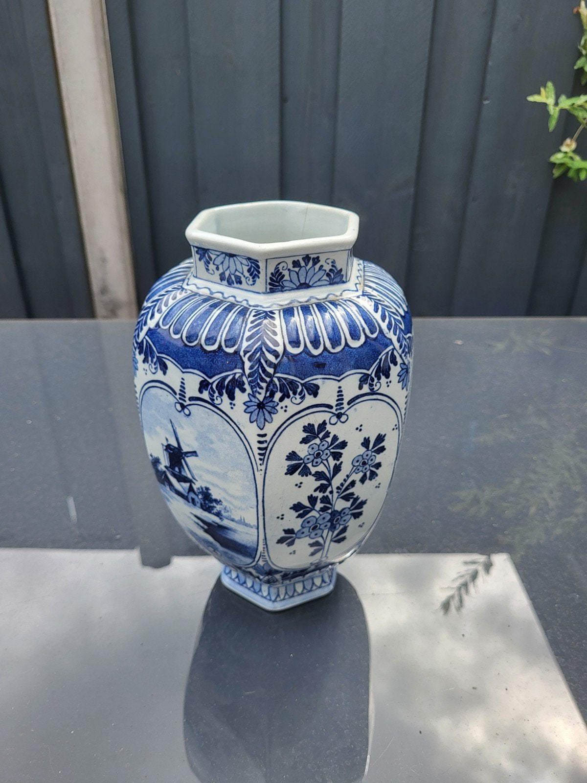 Antieke Delfts blauwe vaas met molen en zeilschepen, Antiek en Kunst, Ophalen of Verzenden