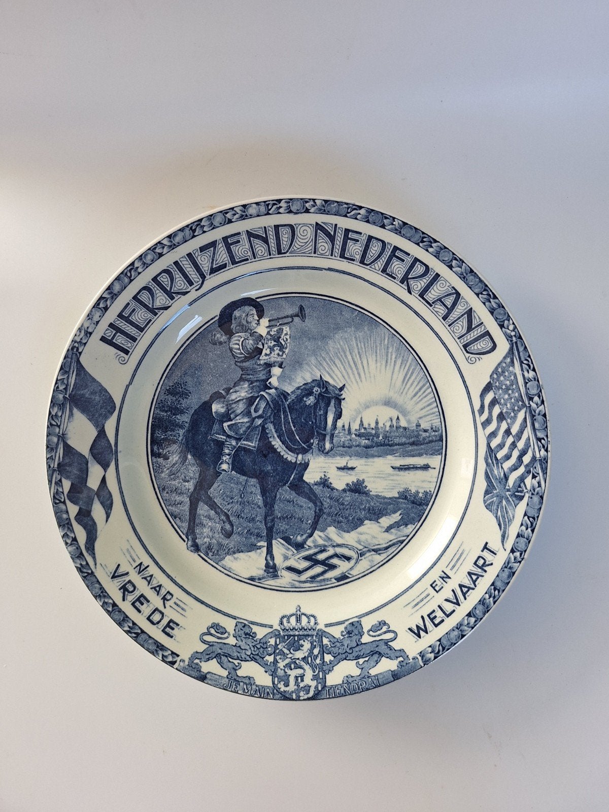 Mooi oud delftsblauw bord van Herrijzend Nederland.
Gema, Ophalen of Verzenden