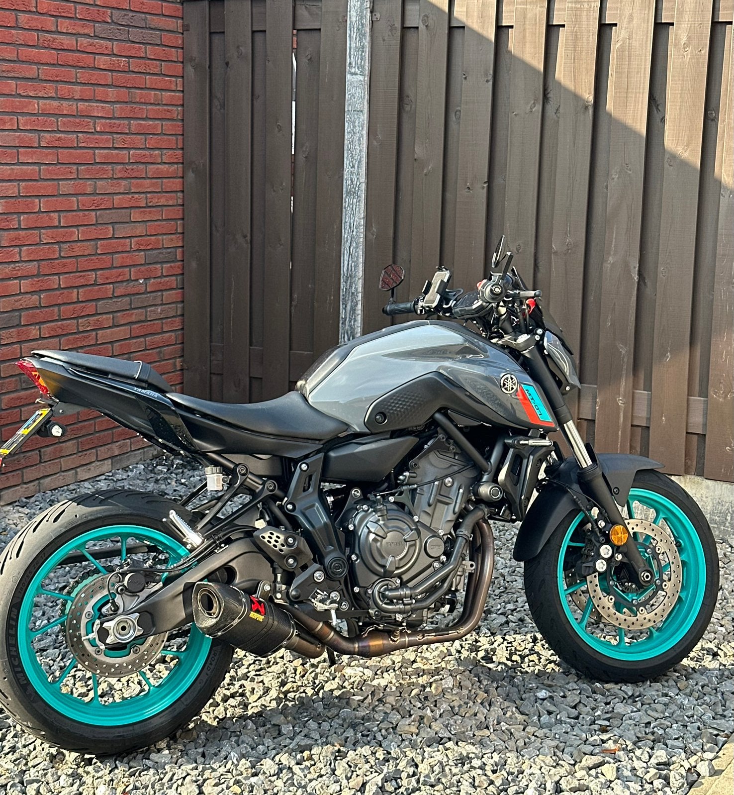 Yamaha MT-07 (2022) Cyan Storm met Akrapovic uitlaat en meer, Motoren, 700 cc, 2 cilinders, Gebruikt, Particulier
