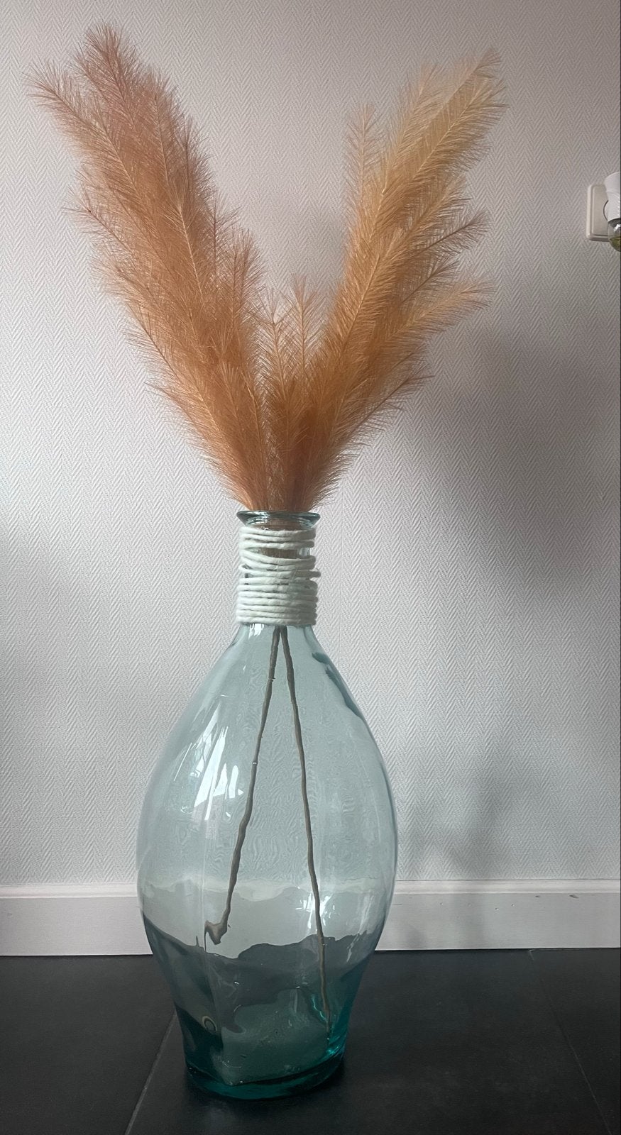 Grote glazen vaas met decoratieve pluimen, Huis en Inrichting, Woonaccessoires | Vazen, Ophalen, Inclusief decoratie, Groen, Glas