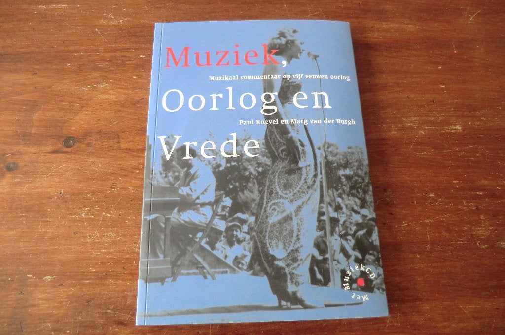 boek + CD - Muziek, Oorlog en Vrede - Knevel, van der Burgh, Ophalen of Verzenden, Niet van toepassing, Zo goed als nieuw, Overige onderwerpen
