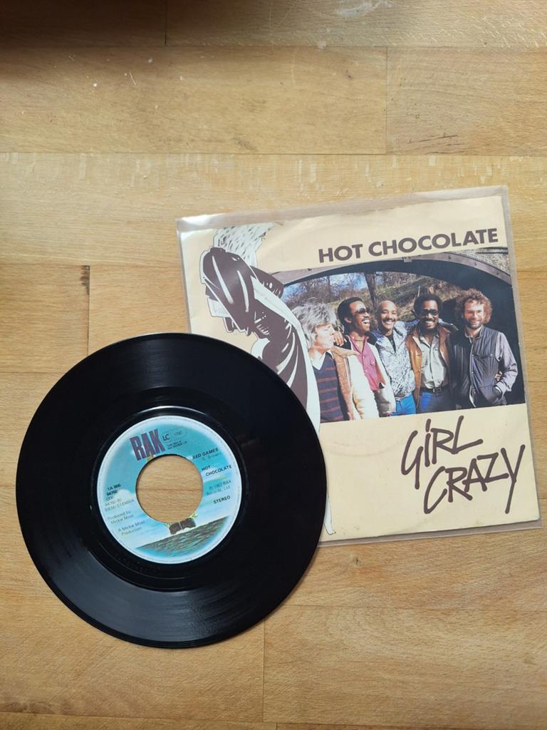 Hot Chocolate - Girl Crazy/ bed games (Single, 1982), Gebruikt, Fotohoes, 7 inch, Ophalen of Verzenden
