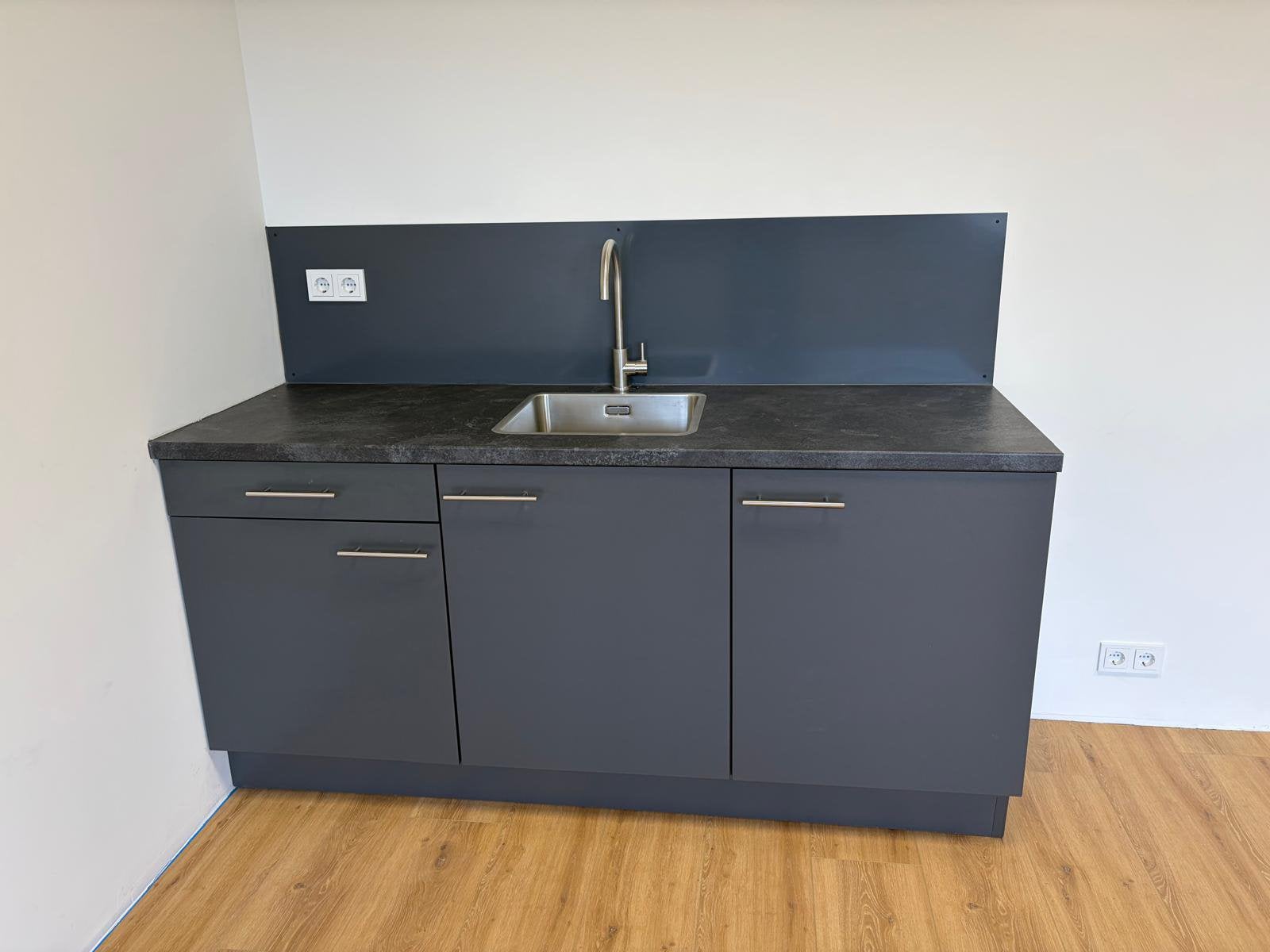 Compacte antracietgrijze keuken met spoelbak en boiler, Ophalen, Nieuw, Enkelwandige keuken, Kunststof