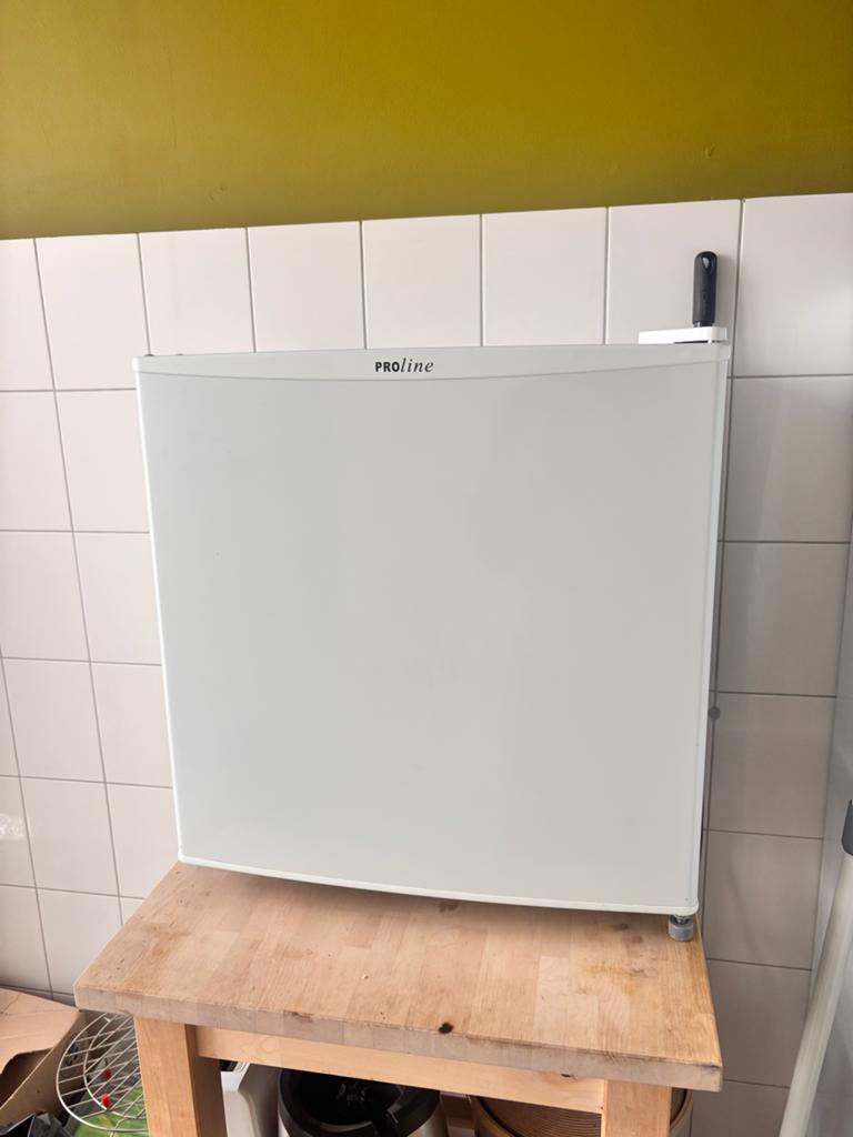Compacte Proline Koelkast met Vriesvak - Ideaal voor Kleine, Witgoed en Apparatuur, Ophalen, Gebruikt, Minder dan 75 liter, Met vriesvak