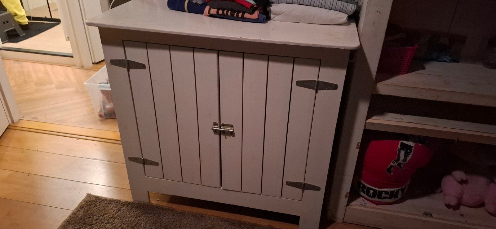 Wit houten kastje met twee deuren, Kinderen en Baby's, Kinderkamer | Commodes en Kasten, Ophalen, Gebruikt, Commode
