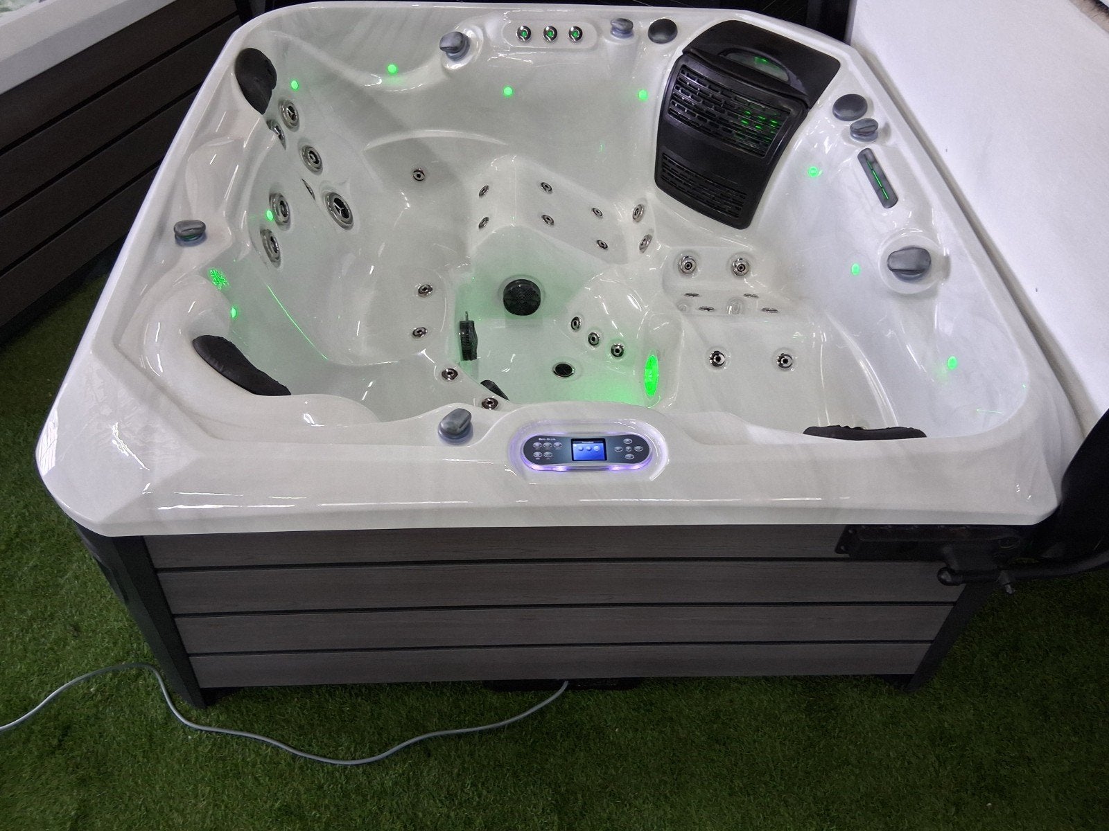 Foto 7 van Balboa jacuzzi 2 ligplaatsen audio spa + bezorging&garantie
