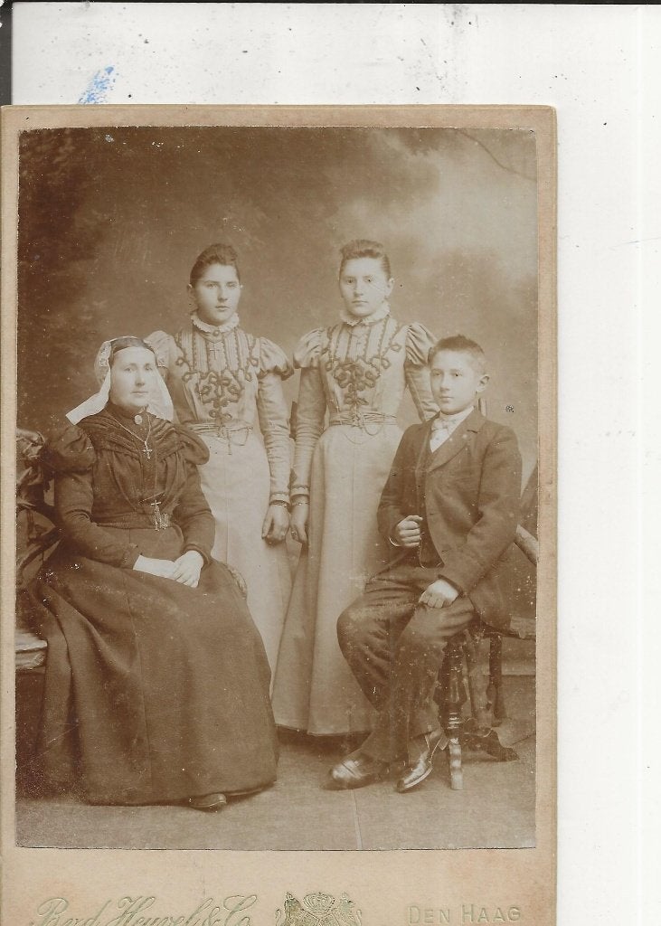 Den Haag Moeder en Zoon en tweeling dochters Kabinetsfoto, Ophalen of Verzenden, Voor 1920, Ongelopen, Zuid-Holland