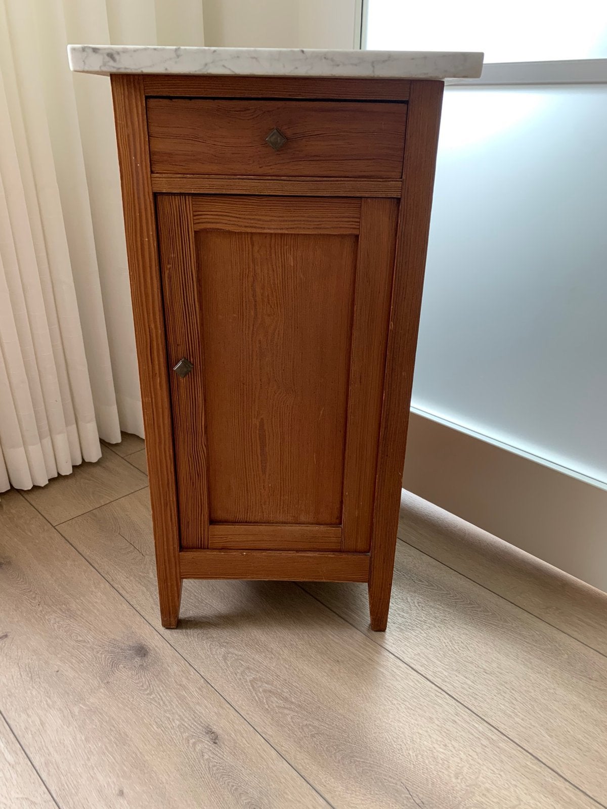 Leuk gaaf brocante nachtkastje met marmer blad, Huis en Inrichting, Slaapkamer | Nachtkastjes, Ophalen, Gebruikt, Minder dan 45 cm