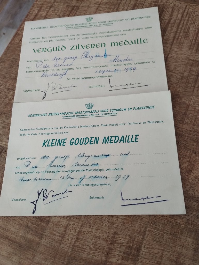 2 titels; KMTP; Goud en Verguld Zilver; Chrysanten; 1959, Ophalen of Verzenden, Overige materialen, Nederland