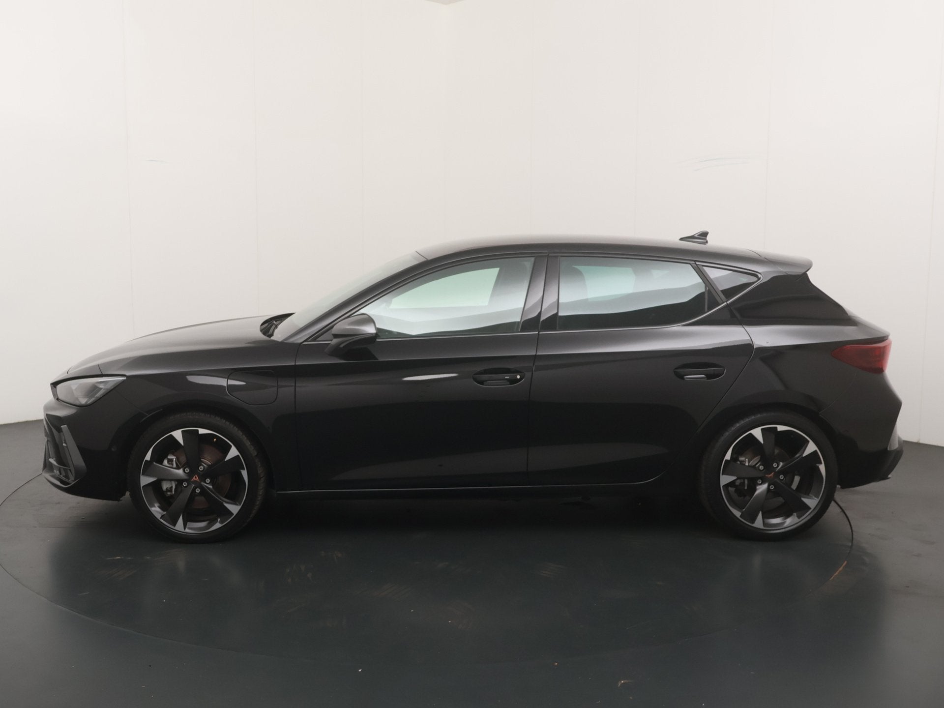 CUPRA Leon 1.5 TSI e-Hybrid 204pk PHEV Business | Stoel- en, Auto's, 12 maanden, 4 cilinders, Leon, Leder en Stof