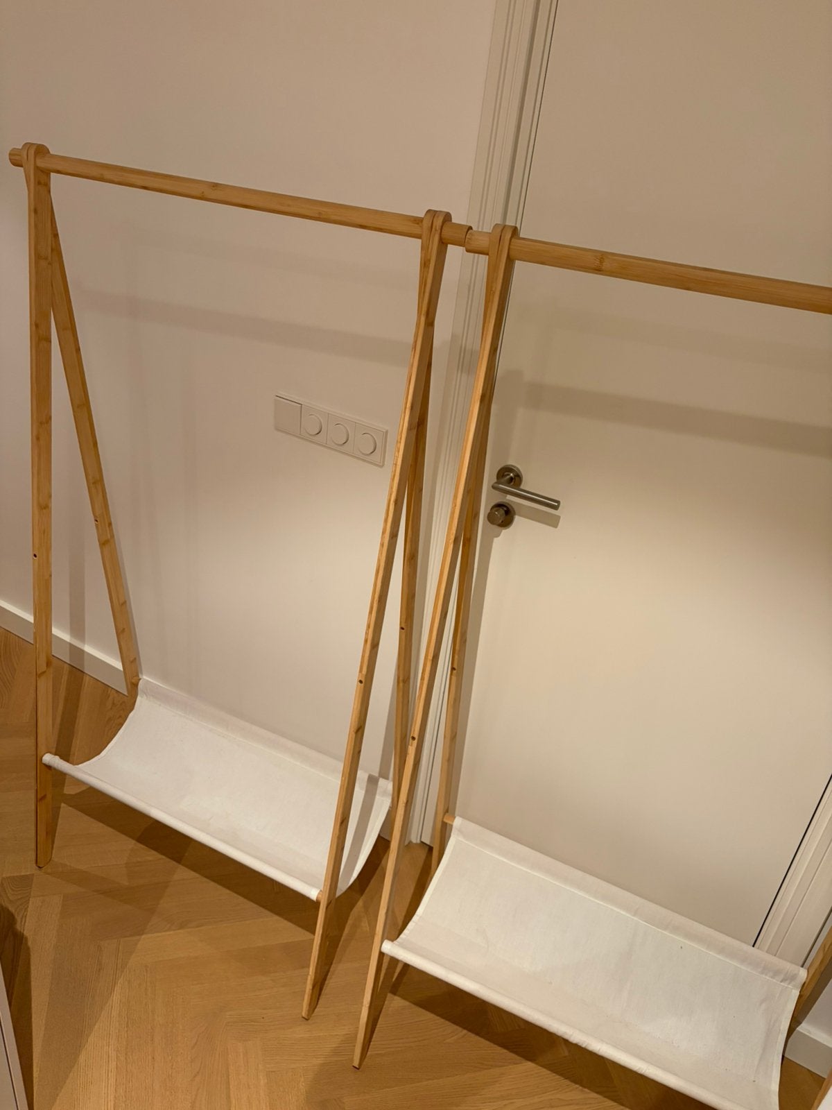 2x houten bamboe kledingrek met stoffen plank 155 cm, Ophalen, Zo goed als nieuw